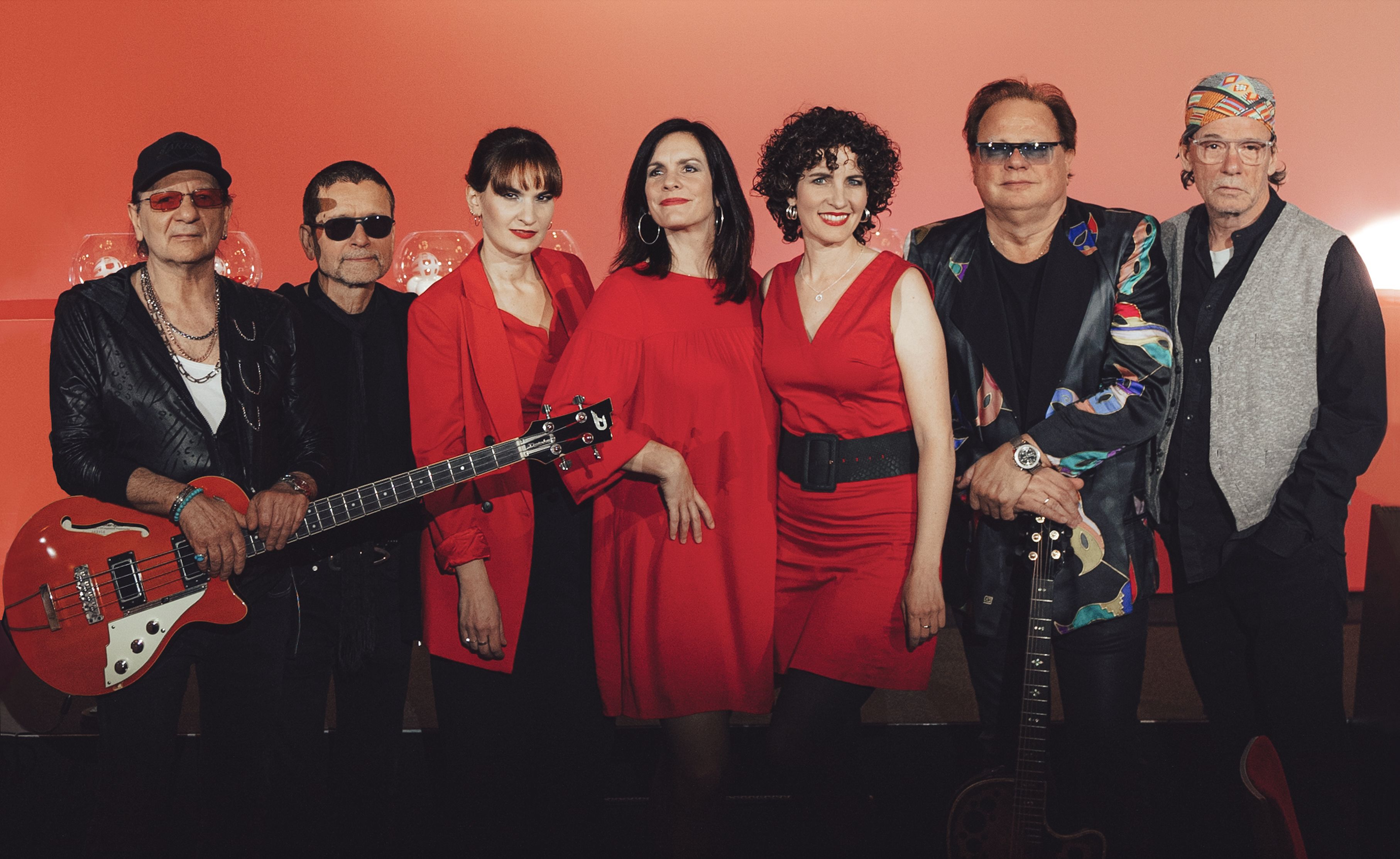 Bild zu SCHICK SISTERS & OPUS - We Are One - 40 Jahre Live is Life